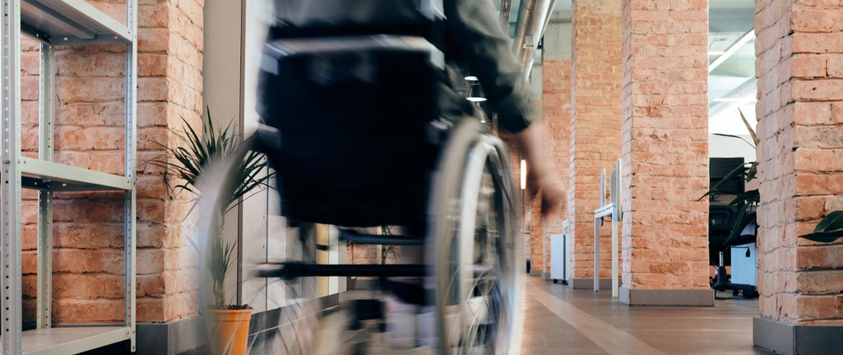 osoba niepełnosprawna na wózku